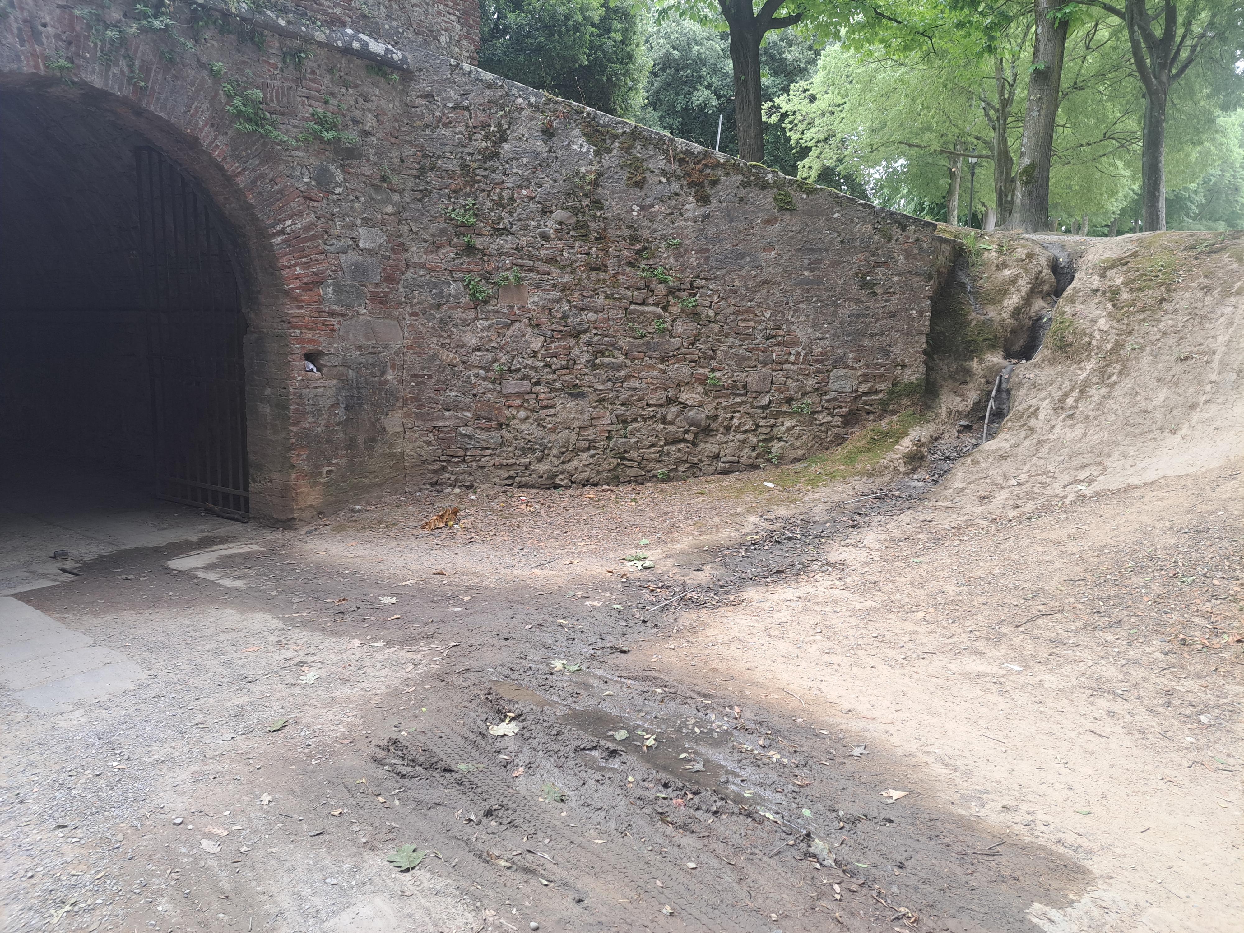 liquami fognari sulle mura la denuncia di giannini che chiama in causa il comune