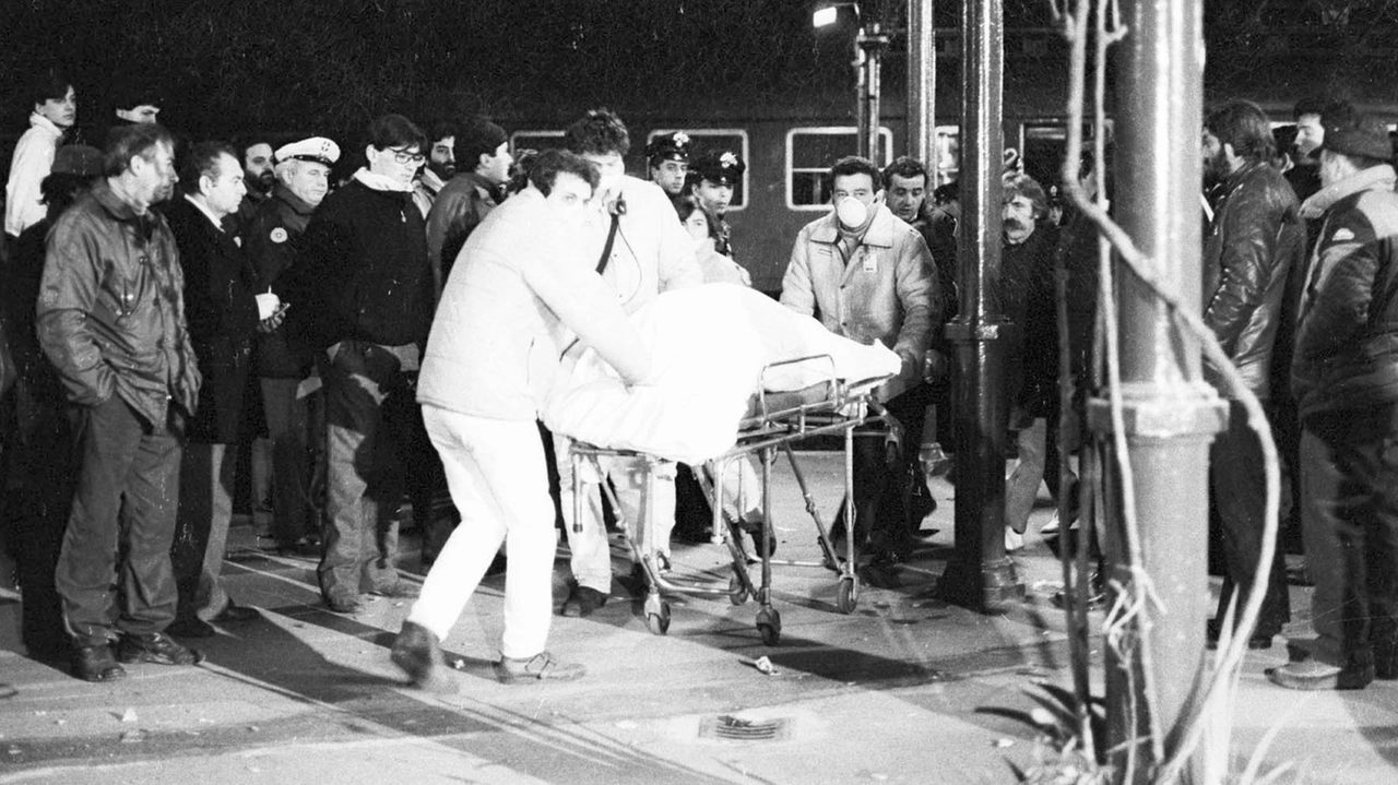 Il compianto Nedo Coppini, storico fotoreporter de La Nazione di Prato, fu tra i primi a entrare nella galleria in quella tragica sera. Ecco uno dei suoi scatti Il compianto Nedo Coppini, storico fotoreporter de La Nazione di Prato, fu tra i primi a entrare nella galleria in quella tragica sera. Ecco uno dei suoi scatti
