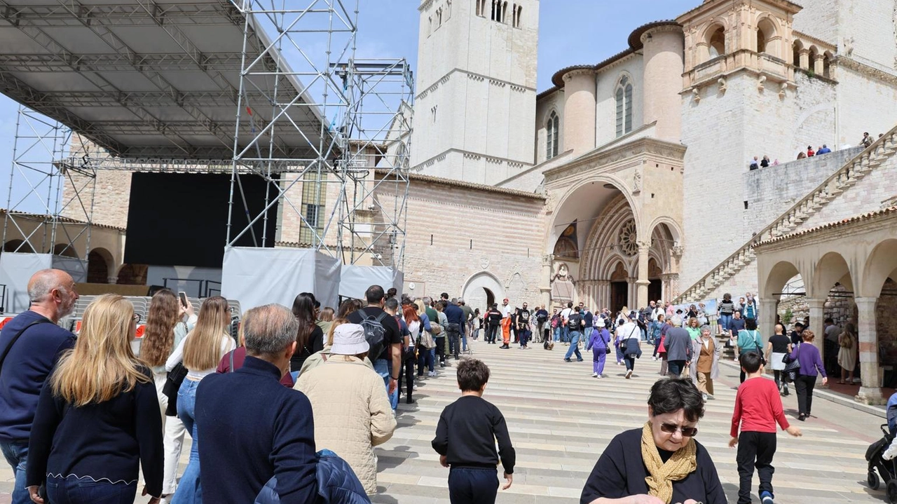 L’emozione è palpabile tra i pellegrini: "Un papa speciale, ha sempre mostrato la sua umanità". Fra Jorge: "Avevo organizzato per il pranzo di Pasquetta una grigliata argentina".