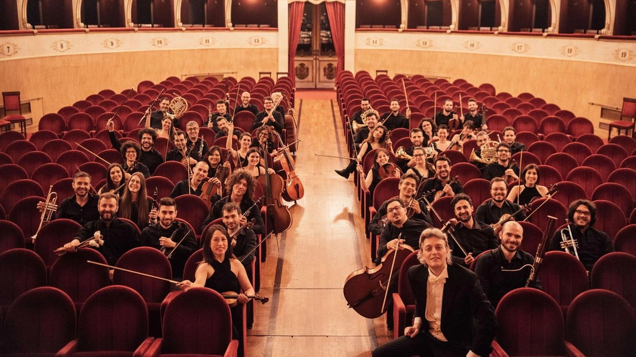 L’Orchestra Leonore nella platea del Teatro Manzoni L’Orchestra Leonore nella platea del Teatro Manzoni