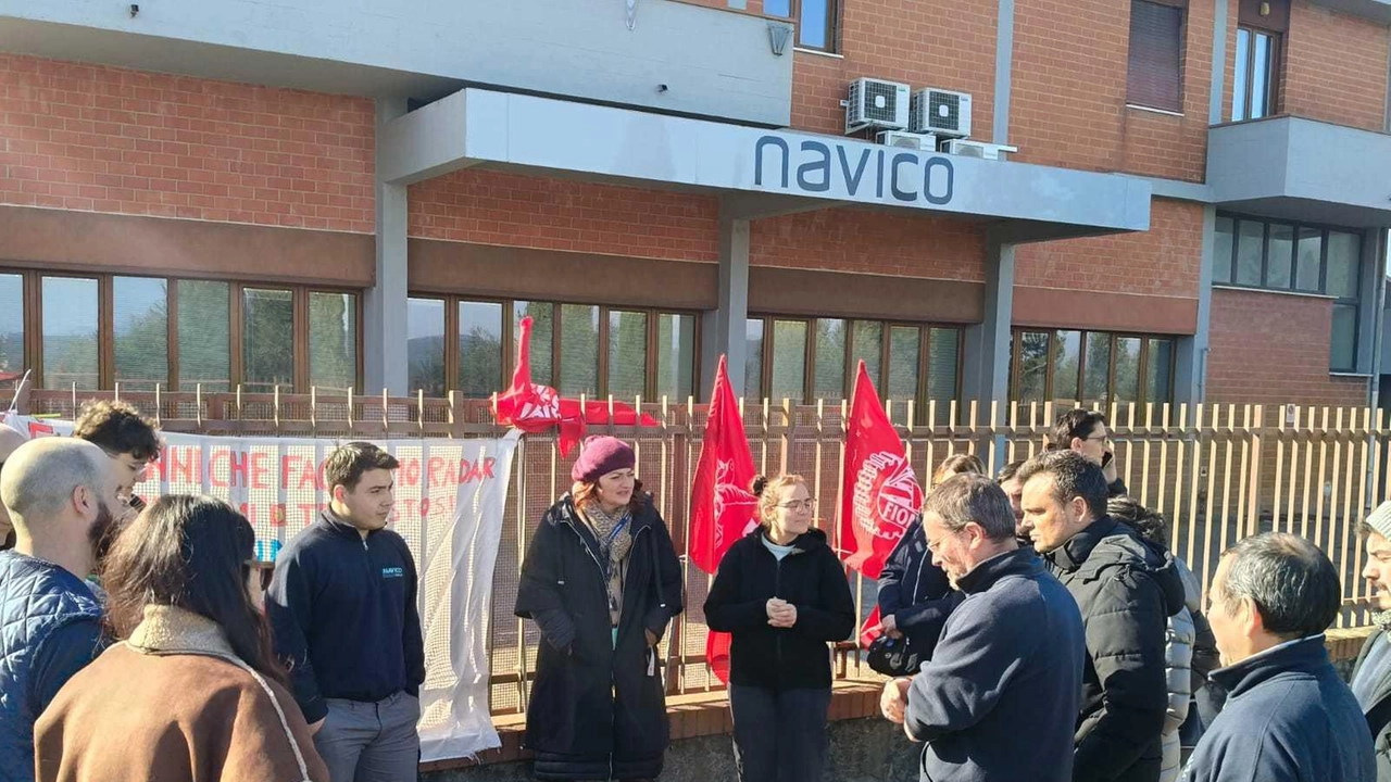 Un gruppo di lavoratori davanti alla sede della Navico durante un incontro per fare il punto della situazione dopo l’annuncio-choc Un gruppo di lavoratori davanti alla sede della Navico durante un incontro per fare il punto della situazione dopo l’annuncio-choc