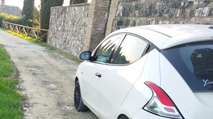 Il percorso è utilizzato dai residenti e soprattutto da chi si reca al cimitero. La denuncia: "Il tragitto è davvero pericoloso e poco percorribile dalle auto". Il percorso è utilizzato dai residenti e soprattutto da chi si reca al cimitero. La denuncia: "Il tragitto è davvero pericoloso e poco percorribile dalle auto".