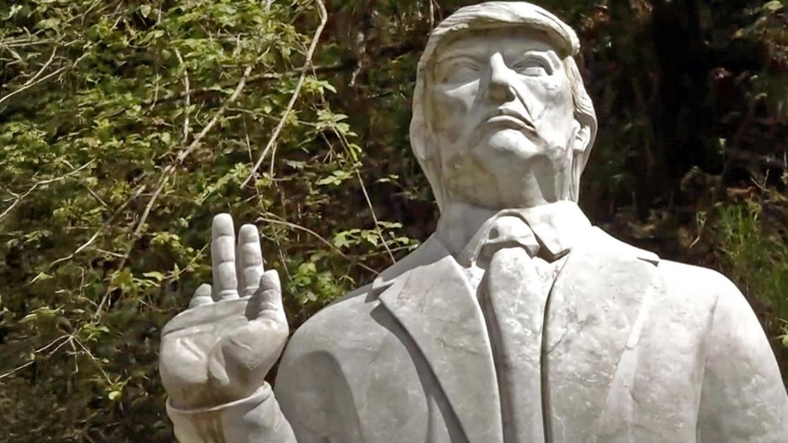 Vandalizzate le statue di Putin e Trump Vandalizzate le statue di Putin e Trump