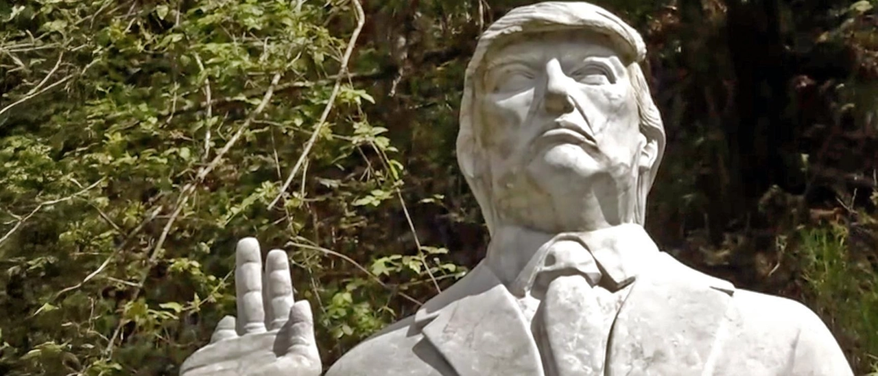 Vandalizzate le statue di Putin e Trump