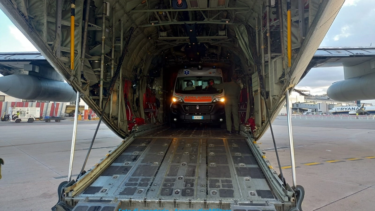 L'ambulanza imbarcata dentro il C-130J della 46esima Brigata Aerea dell'Aeronautica Militare L'ambulanza imbarcata dentro il C-130J della 46esima Brigata Aerea dell'Aeronautica Militare