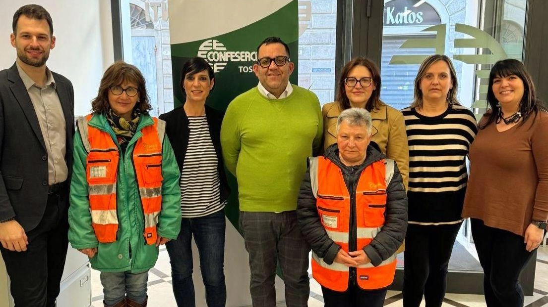 I responsabili di Confesercenti Valdera Cuoio e di Auser Santa Maria a Monte con alcune volontarie nella sede dell’associazione