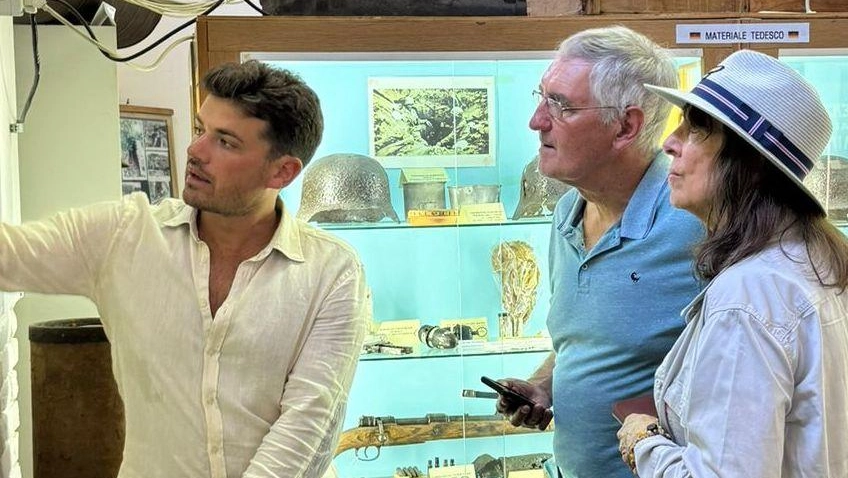 Rudj. Baglioni spiega a dei visitatori Rudj. Baglioni spiega a dei visitatori