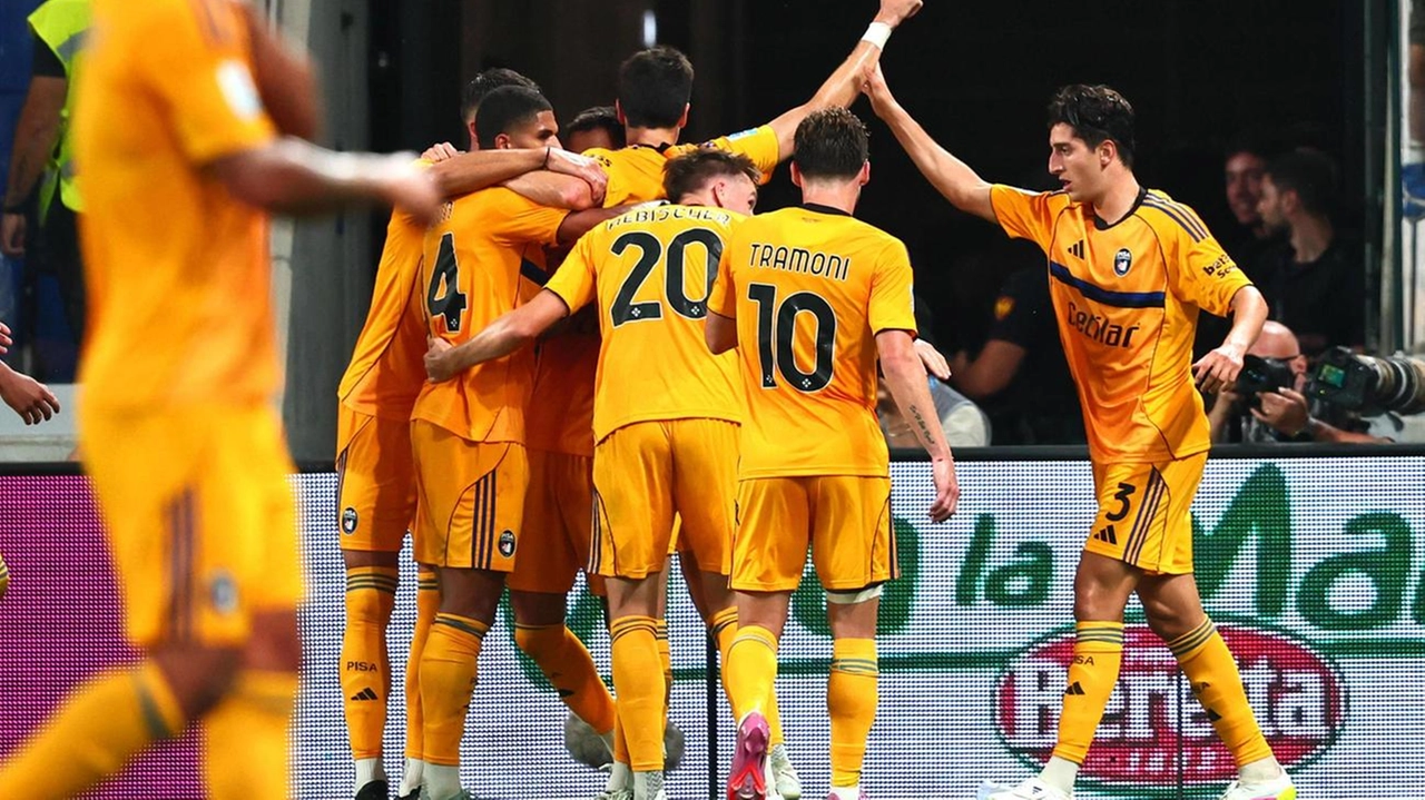 Henrik Wendel Meister abbracciato dai compagni di squadra dopo la rete dello 0-1. Per il Pisa è stata ancora una grande notte di emozioni e gioie Henrik Wendel Meister abbracciato dai compagni di squadra dopo la rete dello 0-1. Per il Pisa è stata ancora una grande notte di emozioni e gioie