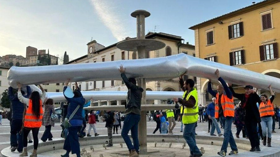 Una delle manifestazioni organizzate contro il progetto della centrale idroelettrica sul fiume Elsa Una delle manifestazioni organizzate contro il progetto della centrale idroelettrica sul fiume Elsa