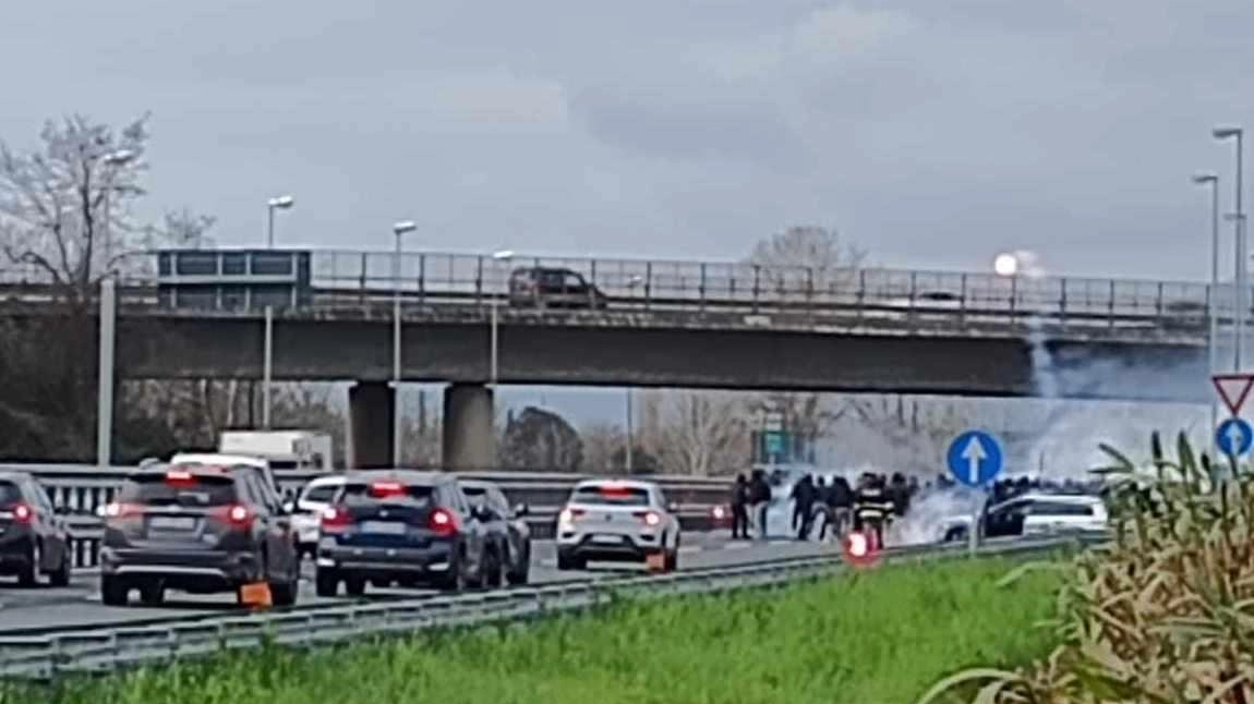 violenti tafferugli tra tifosi che domenica pomeriggio hanno messo a ferro e fuoco l’autostrada A12 violenti tafferugli tra tifosi che domenica pomeriggio hanno messo a ferro e fuoco l’autostrada A12
