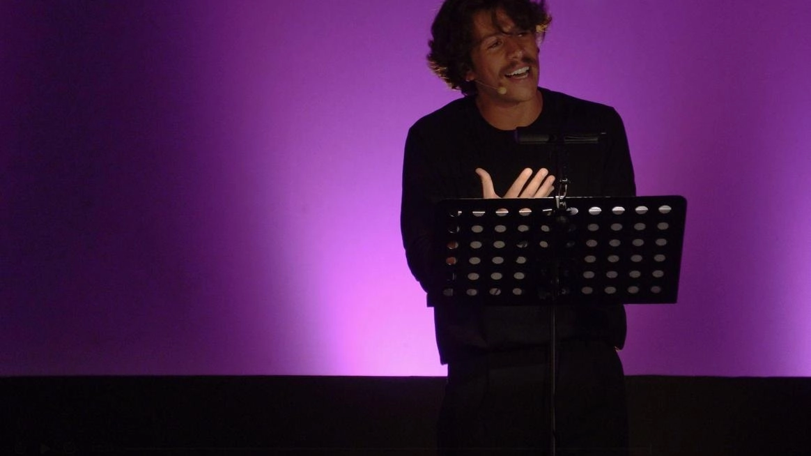 Francesco Centorame in “Io quella volta lì avevo vent’anni“ in scena al Teatro Eden