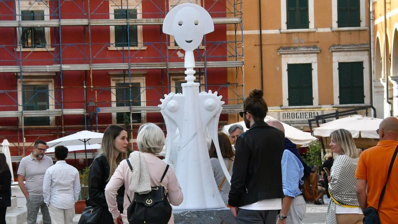 Il cavatappi in marmo bianco fu l’immagine simbolo della mostra White Carrara Il cavatappi in marmo bianco fu l’immagine simbolo della mostra White Carrara