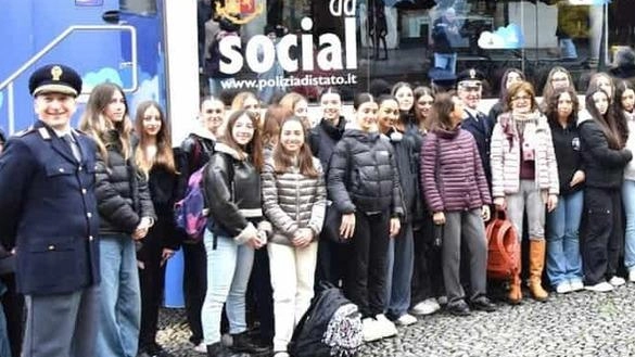 Torna domani in piazza Aranci la campagna della polizia ’Una vita da social’ che coinvolge anche gli studenti delle superiori