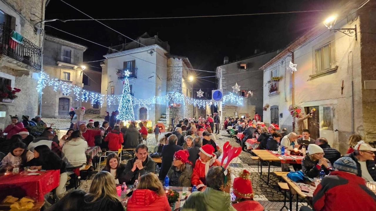 A Terranera festa a tema, con tanto di camino e albero addobbato A Terranera festa a tema, con tanto di camino e albero addobbato