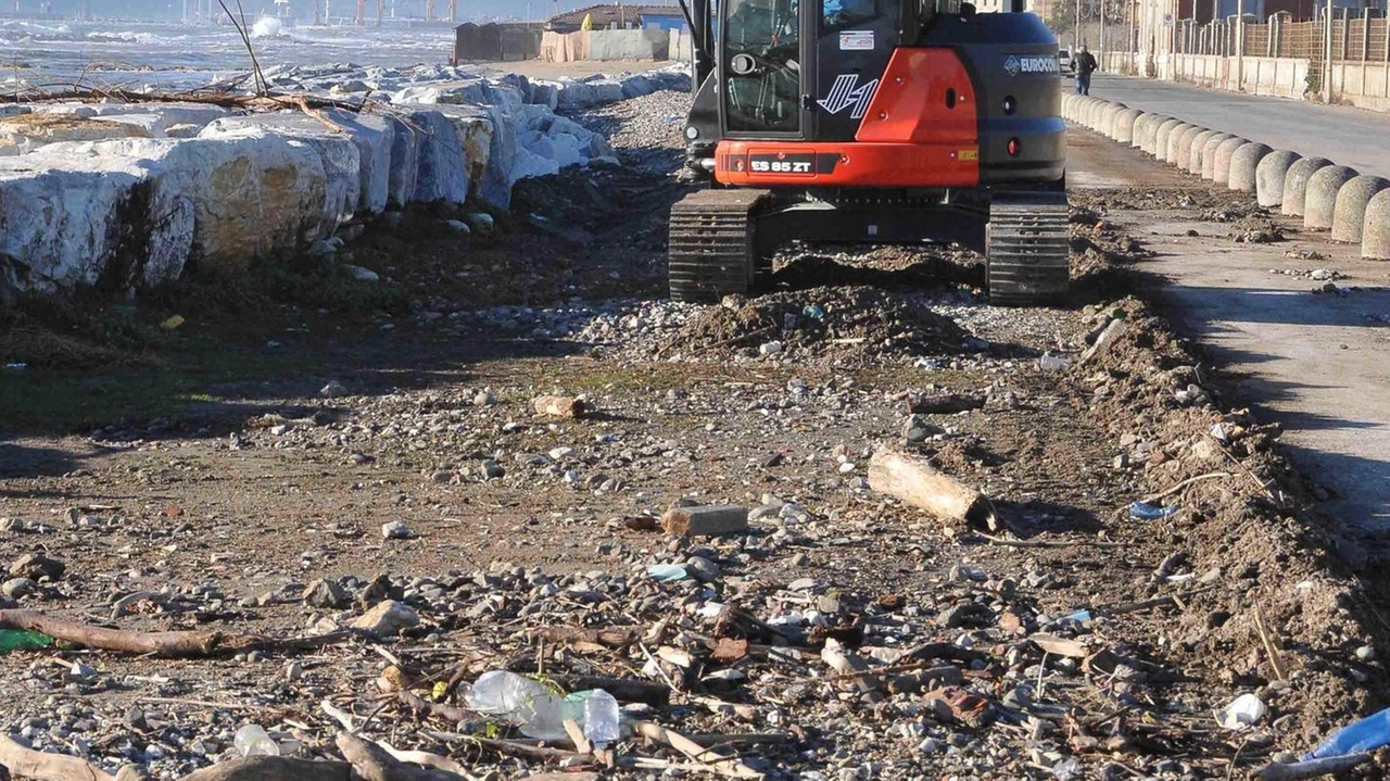 I tecnici al lavoro davanti al terrapieno dell’ex Colonia Torino, dov’è stato trovato materiale inquinante I tecnici al lavoro davanti al terrapieno dell’ex Colonia Torino, dov’è stato trovato materiale inquinante
