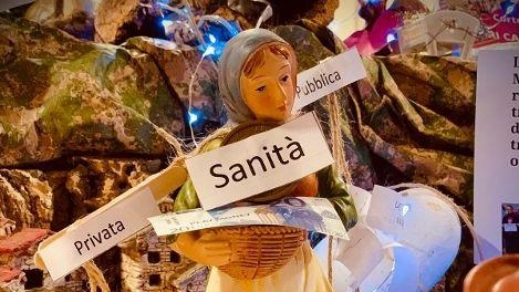 Un particolare dell’originale presepe allestito dal personale sanitario di Ostetricia del Noa Un particolare dell’originale presepe allestito dal personale sanitario di Ostetricia del Noa