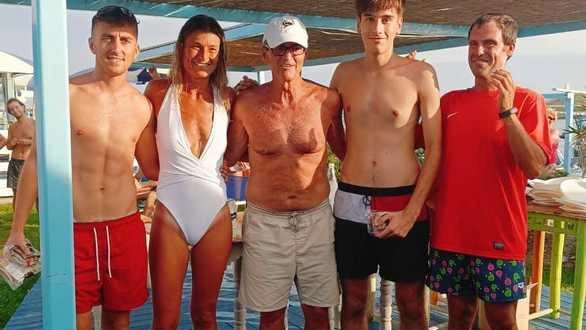 Successo ai tornei estivi del Bagno Bemi ai Ronchi: Claudio e Jimmy Sollima vincono il Beach volley, mentre Jimmy Sollima e Paolo Perfetti trionfano al bigliardino. Buffet finale con grande partecipazione. Successo ai tornei estivi del Bagno Bemi ai Ronchi: Claudio e Jimmy Sollima vincono il Beach volley, mentre Jimmy Sollima e Paolo Perfetti trionfano al bigliardino. Buffet finale con grande partecipazione.
