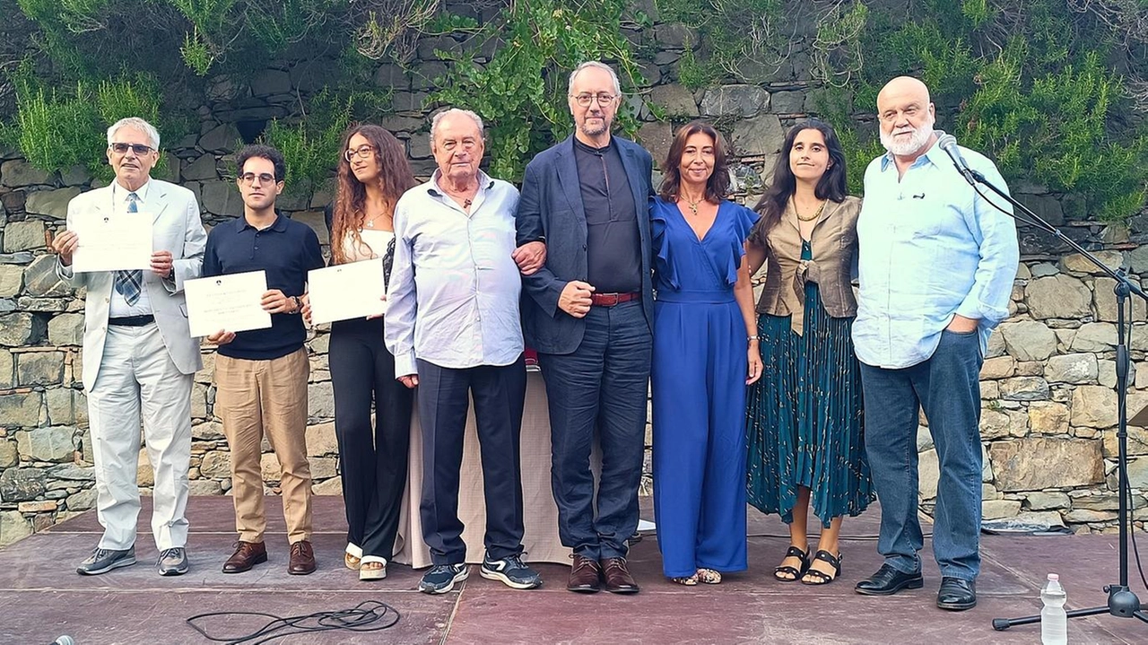 I premiati con Luigi Grillo, l’attore Roberto Alinghieri e il maestro Giuseppe Bruno I premiati con Luigi Grillo, l’attore Roberto Alinghieri e il maestro Giuseppe Bruno