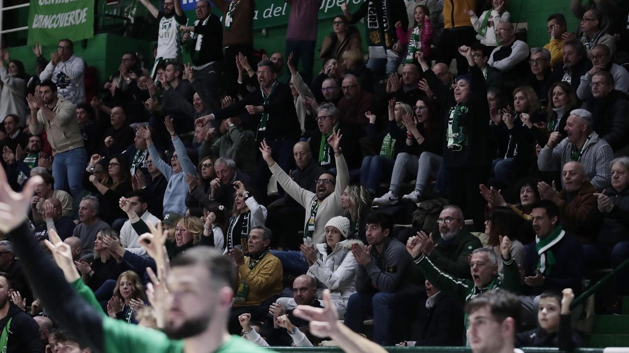 Mens Sana, Virtus e Costone affrontano partite decisive per la salvezza e i play-off nei campionati di basket.