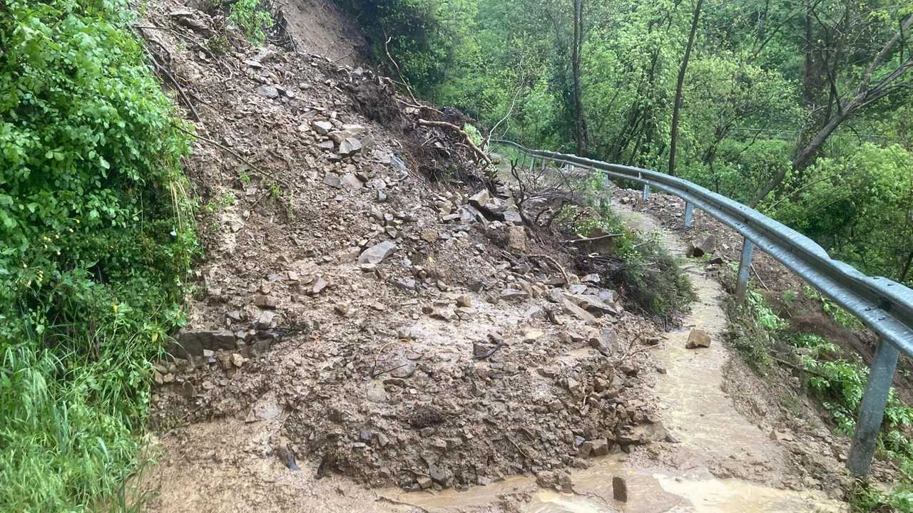 La Lunigiana si sgretola. Sassi e fango nelle strade, viabilità va sott’acqua e famiglie isolate