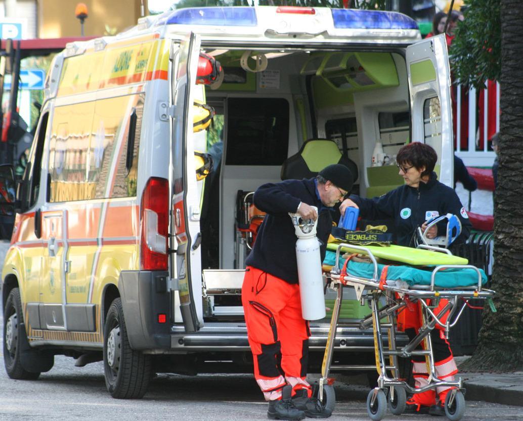 https://www.lanazione.it/image-service/view/acePublic/alias/contentid/ZmE2NmY4NmEtMTE2MC00/0/ponte-basso-lambulanza-non-passa-vengono-a-piedi-barelle-in-spalla.jpeg