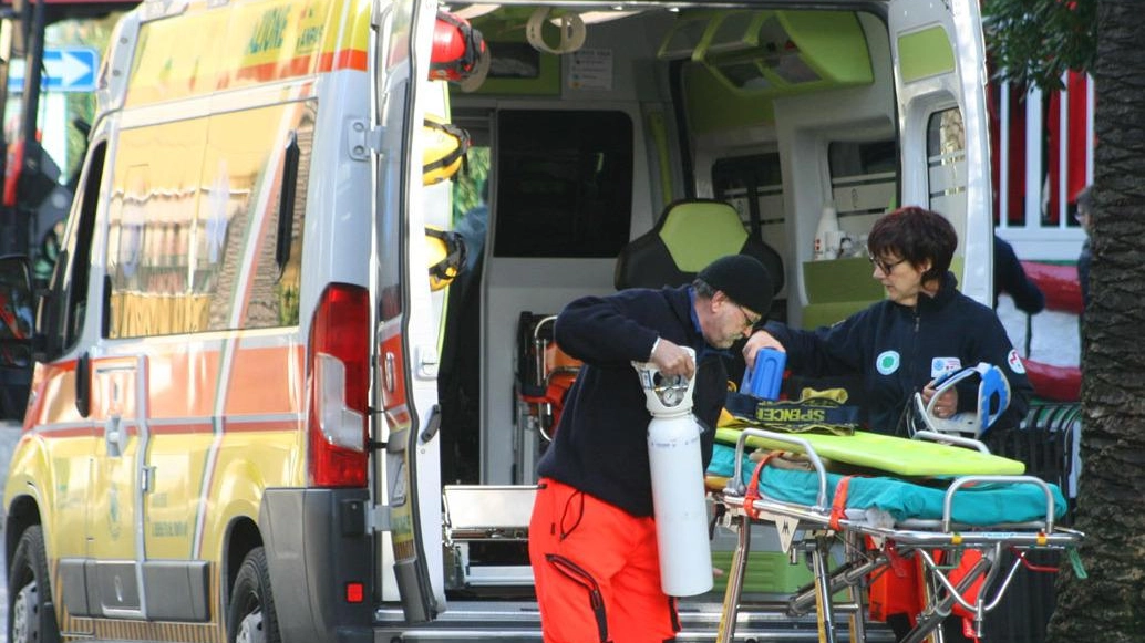Soccorritori su un'ambulanza in una foto di repertorio Soccorritori su un'ambulanza in una foto di repertorio