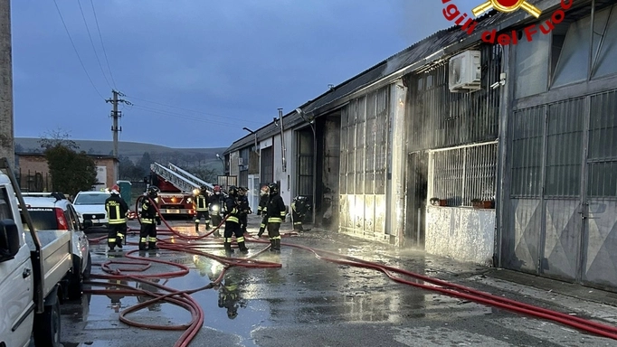 Il capannone andato a fuoco Il capannone andato a fuoco