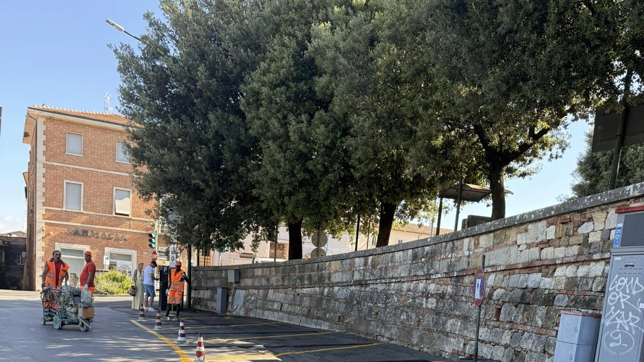 I parcheggi lungo il perimetro di Piazza Don Minzoni I parcheggi lungo il perimetro di Piazza Don Minzoni