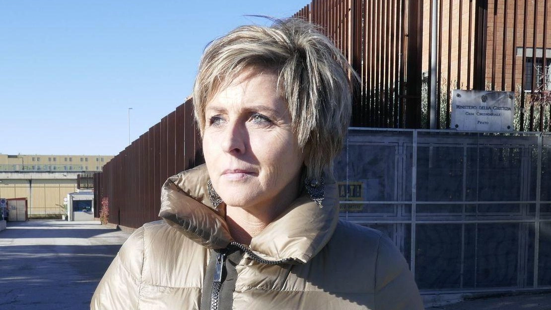 Erica Mazzetti, deputata di Forza Italia, davanti alla Dogaia Erica Mazzetti, deputata di Forza Italia, davanti alla Dogaia