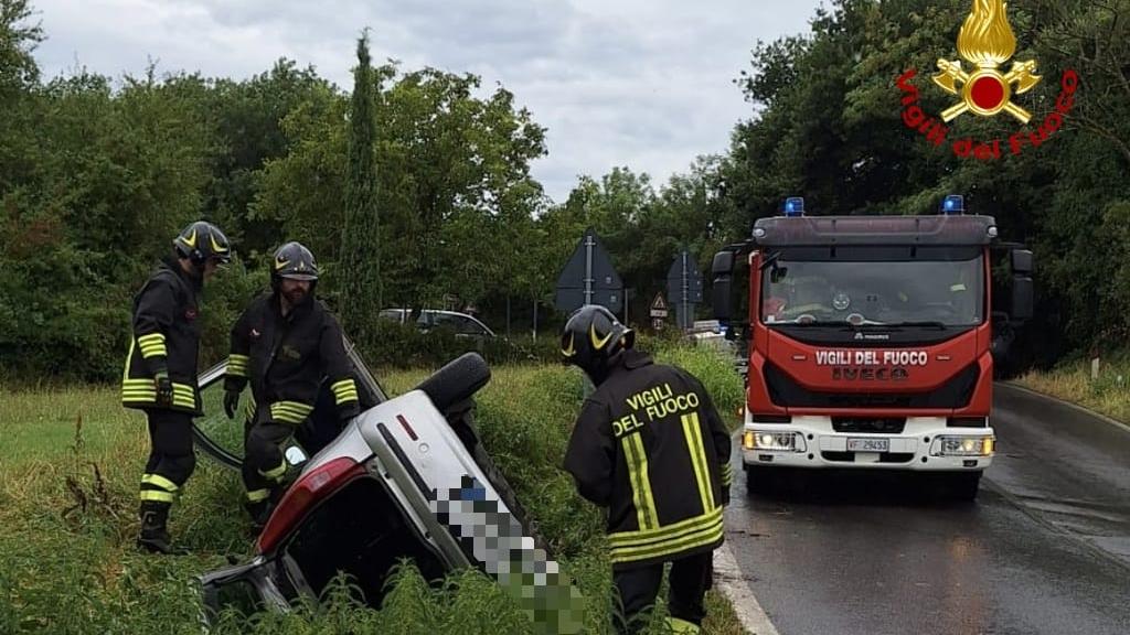 Finisce fuori strada e si ribalta nel canale di scolo Finisce fuori strada e si ribalta nel canale di scolo