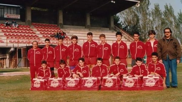 Roberto, in piedi a destra, con una delle sue squadre biancorosse Roberto, in piedi a destra, con una delle sue squadre biancorosse