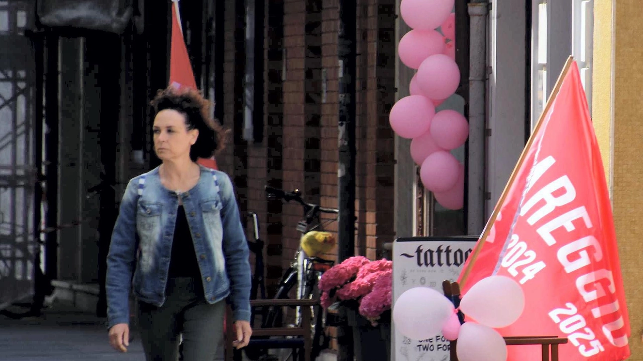 Bandiere e palloncini rosa per accogliere degnamente il Giro d’Italia Bandiere e palloncini rosa per accogliere degnamente il Giro d’Italia