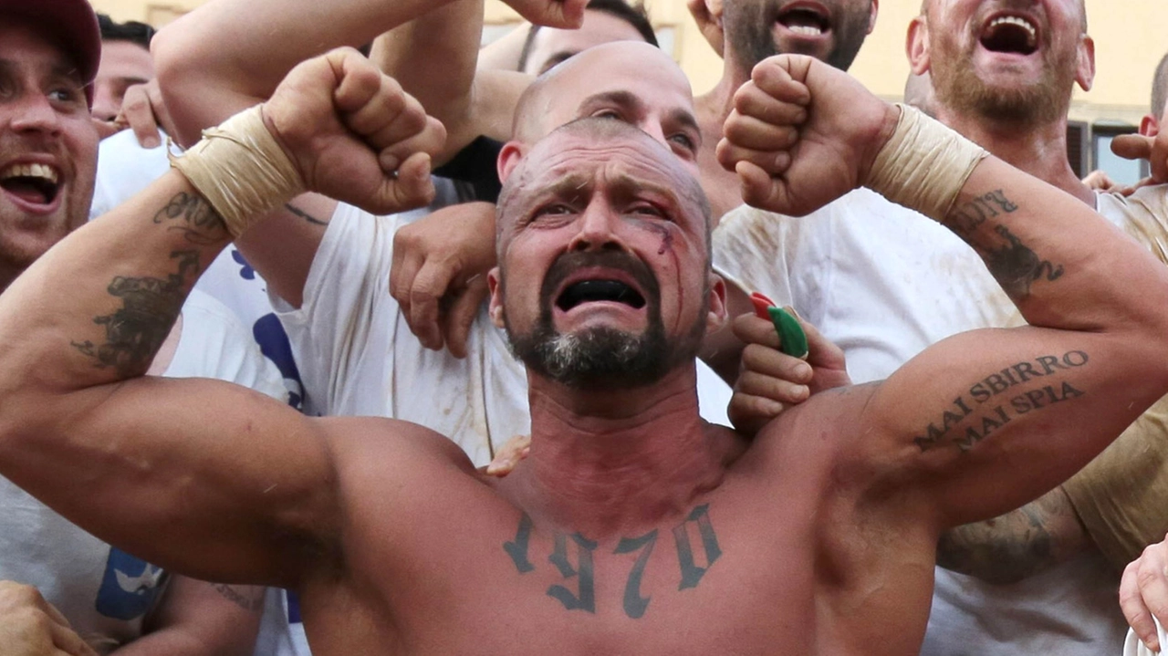 Rolando Scarpellini alla fine di una partita del calcio storico nell’edizione del 2016, dove aveva giocato per l’ultima volta prima di essere squalificato Rolando Scarpellini alla fine di una partita del calcio storico nell’edizione del 2016, dove aveva giocato per l’ultima volta prima di essere squalificato