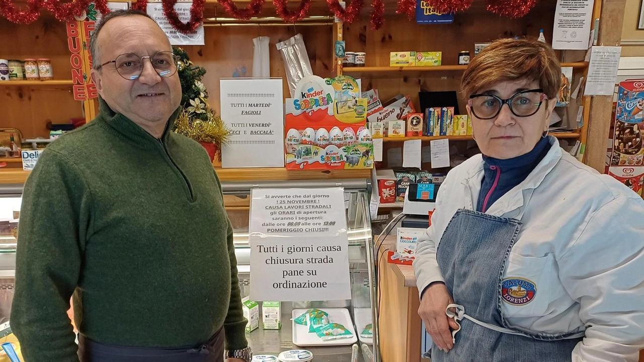 Raffaele Sannino e la moglie davanti al cartello del pane solo su prenotazione Raffaele Sannino e la moglie davanti al cartello del pane solo su prenotazione