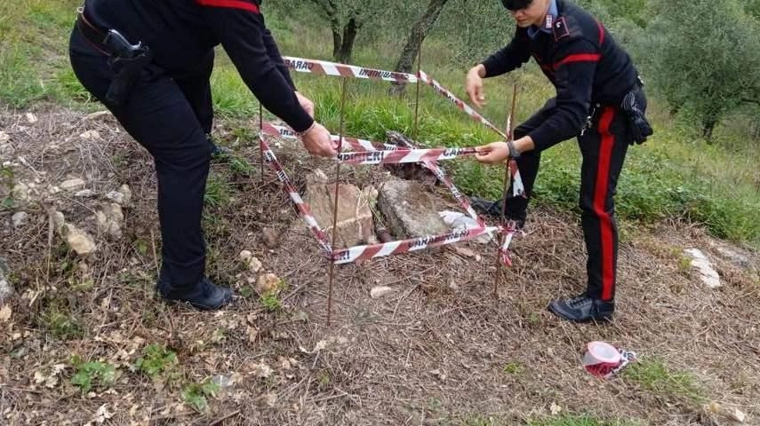 Trovata da un boscaiolo nel fivizzanese. Messa in sicurezza dai carabinieri, poi disinnescata dagli artificieri Trovata da un boscaiolo nel fivizzanese. Messa in sicurezza dai carabinieri, poi disinnescata dagli artificieri