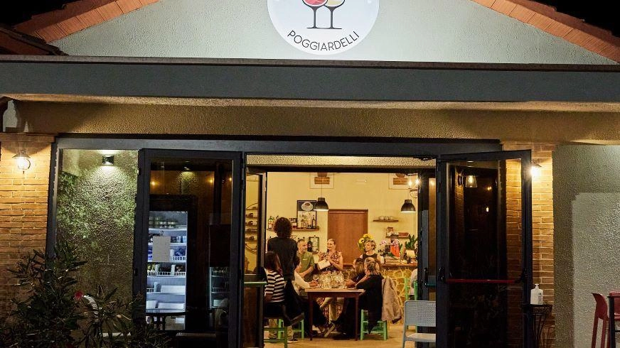 Il prossimo 10 ottobre a Montepulciano si terrà un evento culinario unico, con gli chef di due rinomati ristoranti che si uniranno per una cena a "quattro mani" al ristorante Poggiardelli. Mariana Paul e Giuseppe Laera presenteranno piatti della tradizione locale accostati a vini selezionati, in collaborazione con l'azienda biologica Melograno di Alberese. Il prossimo 10 ottobre a Montepulciano si terrà un evento culinario unico, con gli chef di due rinomati ristoranti che si uniranno per una cena a "quattro mani" al ristorante Poggiardelli. Mariana Paul e Giuseppe Laera presenteranno piatti della tradizione locale accostati a vini selezionati, in collaborazione con l'azienda biologica Melograno di Alberese.