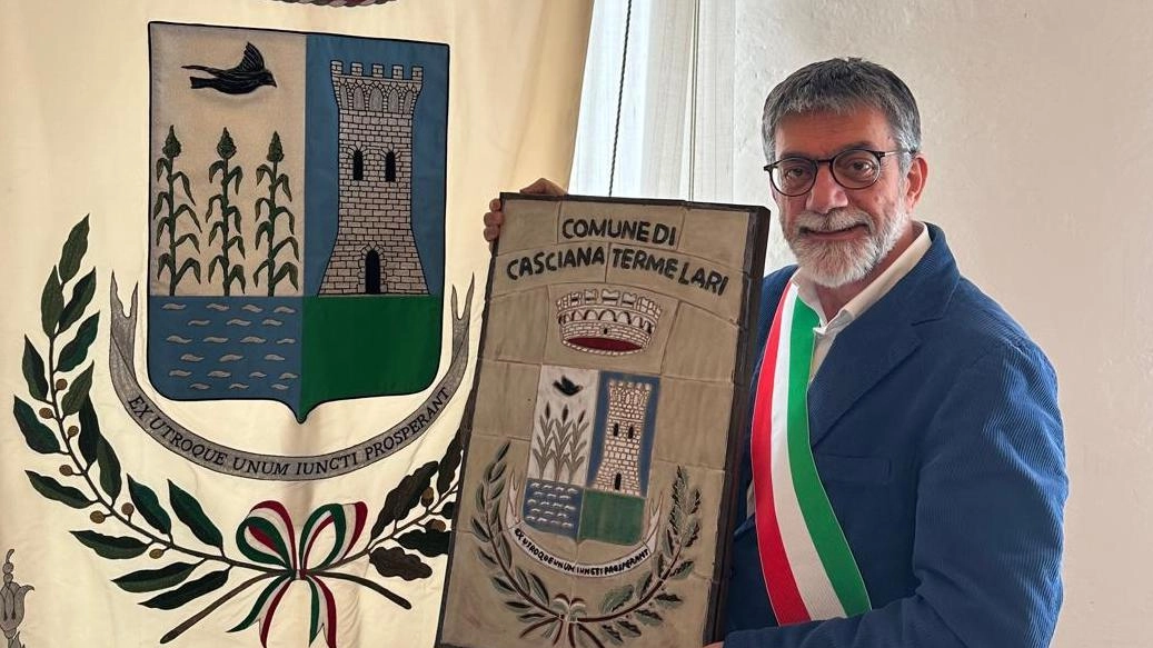 A dieci anni dalla fusione dei Comuni di Casciana Terme e Lari, l’amministrazione Mori ha fatto realizzare lo stemma del nuovo Comune