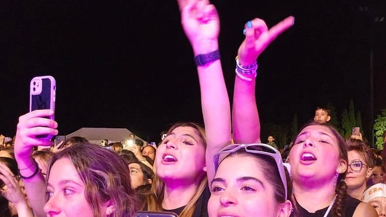 Migliaia in coda per l’artista da anni al crocevia di mille stili musicali "La rivoluzione cortese? Per farsi sentire non sempre serve urlare". Migliaia in coda per l’artista da anni al crocevia di mille stili musicali "La rivoluzione cortese? Per farsi sentire non sempre serve urlare".