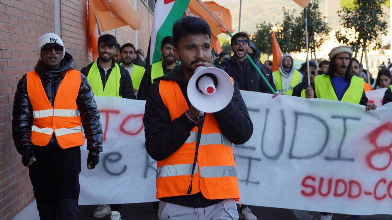 Ieri la "passeggiata" contro il sistema delle "apri e chiudi". Il sindacato sostiene il sit in degli operai di fronte alla Linea Glamour di via Aldo Moro. Ieri la "passeggiata" contro il sistema delle "apri e chiudi". Il sindacato sostiene il sit in degli operai di fronte alla Linea Glamour di via Aldo Moro.