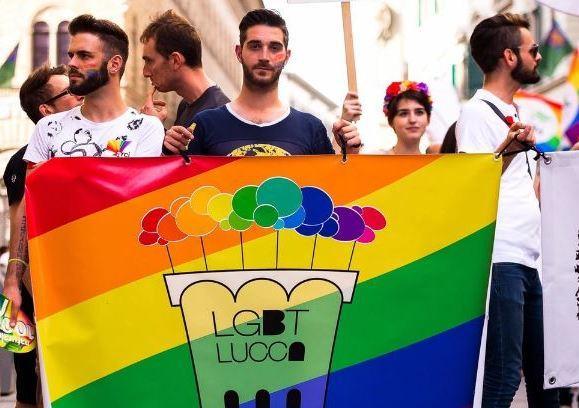 https://www.lanazione.it/image-service/view/acePublic/alias/contentid/ZmEwYmI2ZjUtNjkzZi00/0/il-fronte-del-commercio-aperitivi-colorati-e-piatti-speciali-le-attivita-salutano-il-pride.jpeg