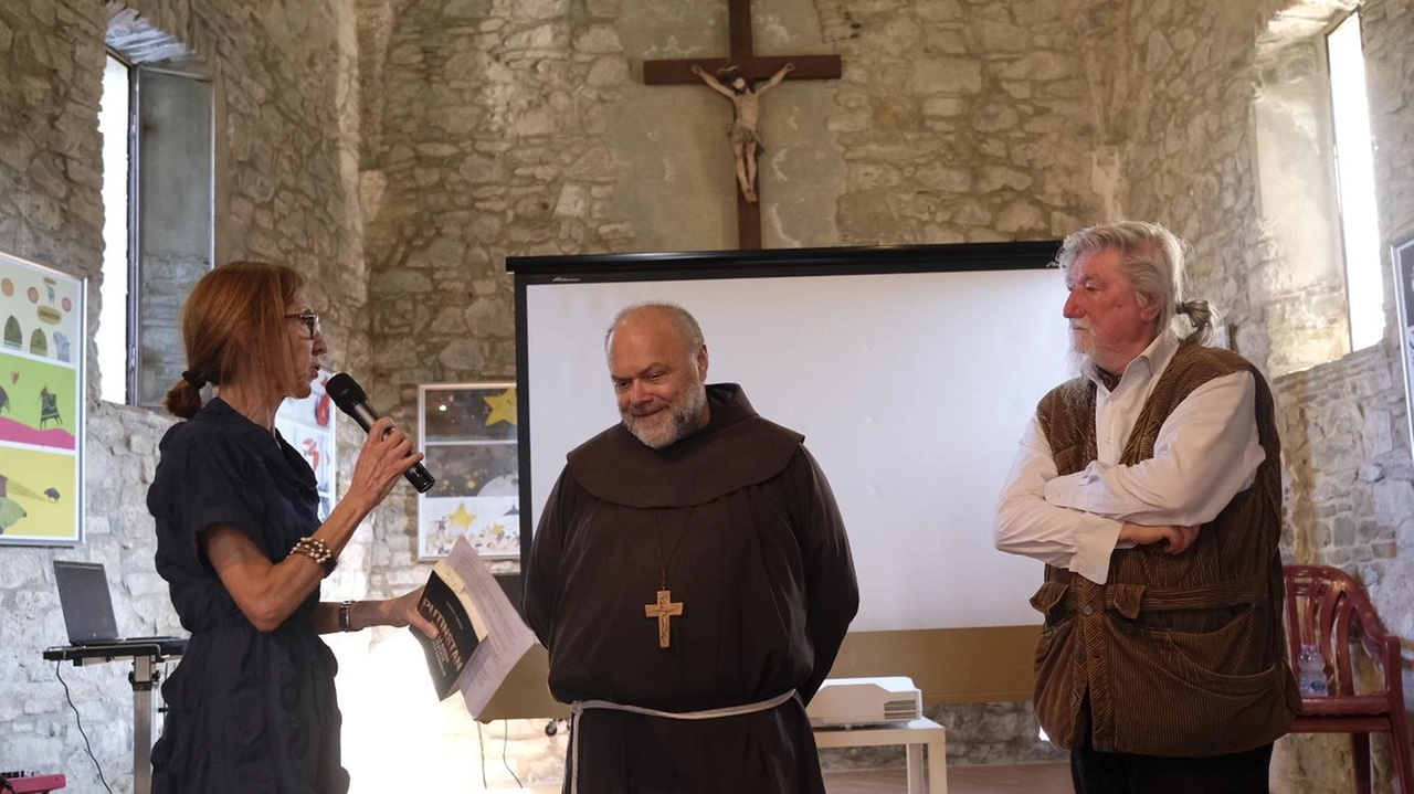 La presentazione con il vescovo Mario Vaccari (foto servizio Massimo Pasquali) La presentazione con il vescovo Mario Vaccari (foto servizio Massimo Pasquali)