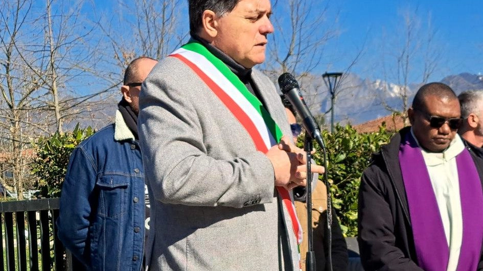 Il sindaco Alberto Giovannetti durante la cerimonia di ieri in piazza Versilia Il sindaco Alberto Giovannetti durante la cerimonia di ieri in piazza Versilia