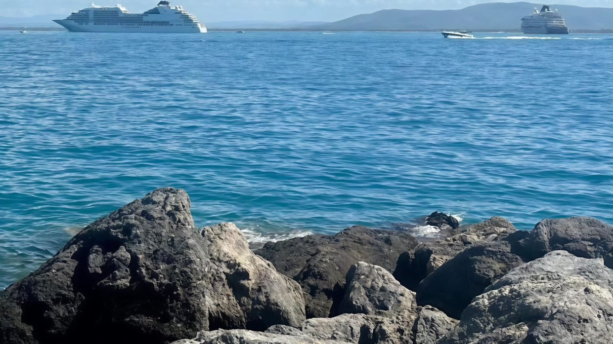 "Sono ripartiti i due ’palazzi da crociera’ dal mare di Porto Santo Stefano e sono arrivati davanti ad Artemare Club... "Sono ripartiti i due ’palazzi da crociera’ dal mare di Porto Santo Stefano e sono arrivati davanti ad Artemare Club...
