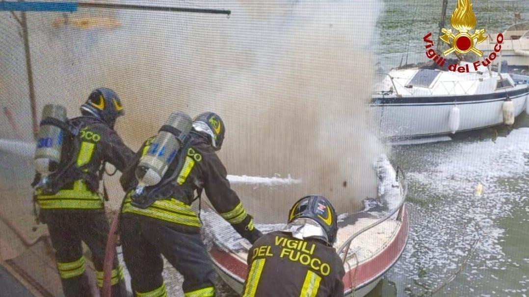 A fuoco una barca. Proprietario ferito. Coinvolti 4 natanti A fuoco una barca. Proprietario ferito. Coinvolti 4 natanti