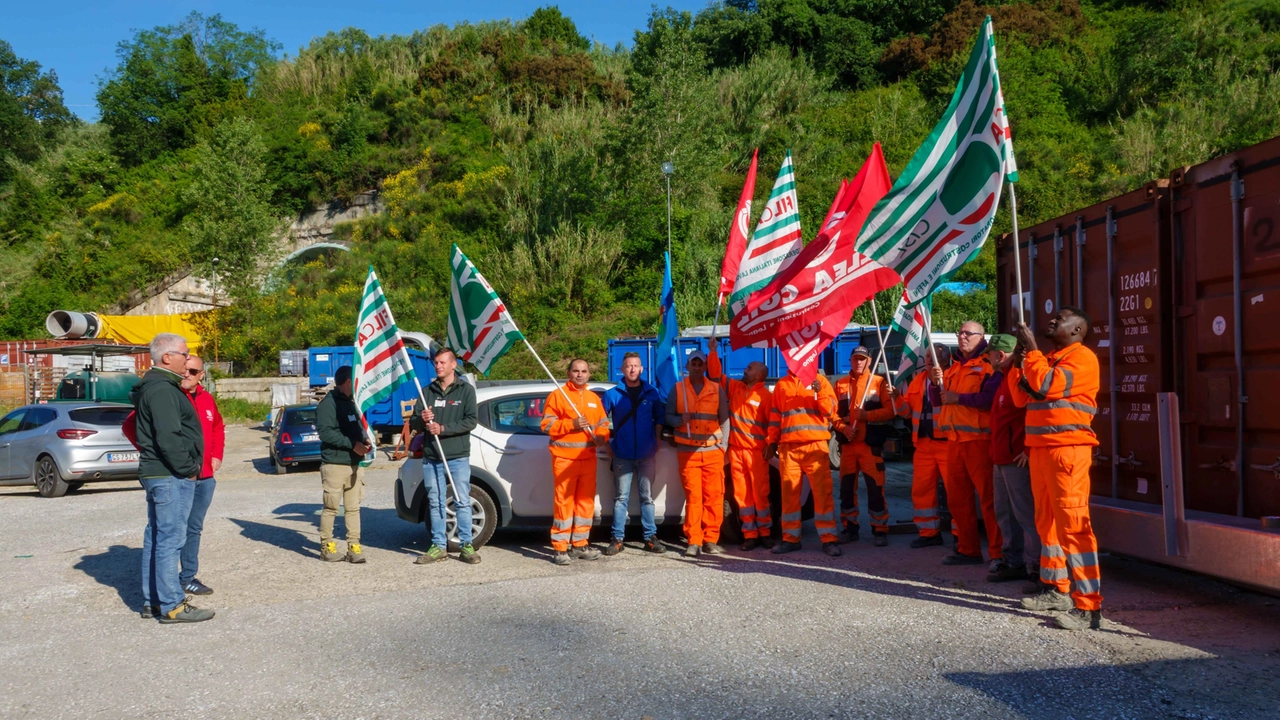 Un gruppo di lavoratori dell’azienda, che da oltre due mesi non ricevono lo stipendio. Anas ha comunicato che si farà carico, tramite potere sostitutivo, delle retribuzioni mancanti (foto Alexia Frascatore) Un gruppo di lavoratori dell’azienda, che da oltre due mesi non ricevono lo stipendio. Anas ha comunicato che si farà carico, tramite potere sostitutivo, delle retribuzioni mancanti (foto Alexia Frascatore)