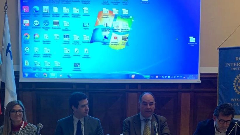 Da sinistra Gloria Chiarini, presidente dell’associazione Vite Odv, il chirurgo Davide Ghinolfi, Francesco Durante, presidente del Rotary Pacinotti,. e Gabriele Masiero Da sinistra Gloria Chiarini, presidente dell’associazione Vite Odv, il chirurgo Davide Ghinolfi, Francesco Durante, presidente del Rotary Pacinotti,. e Gabriele Masiero