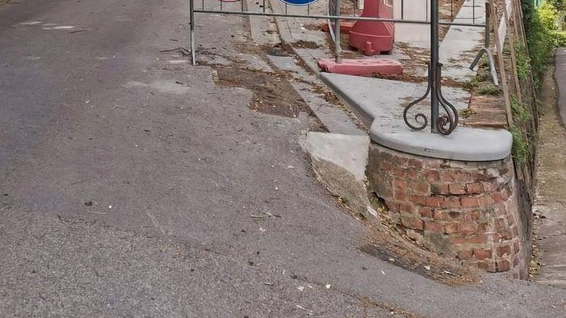 Polemiche sui social dei cittadini: "Sono mesi e mesi che la strada è chiusa" Polemiche sui social dei cittadini: "Sono mesi e mesi che la strada è chiusa"