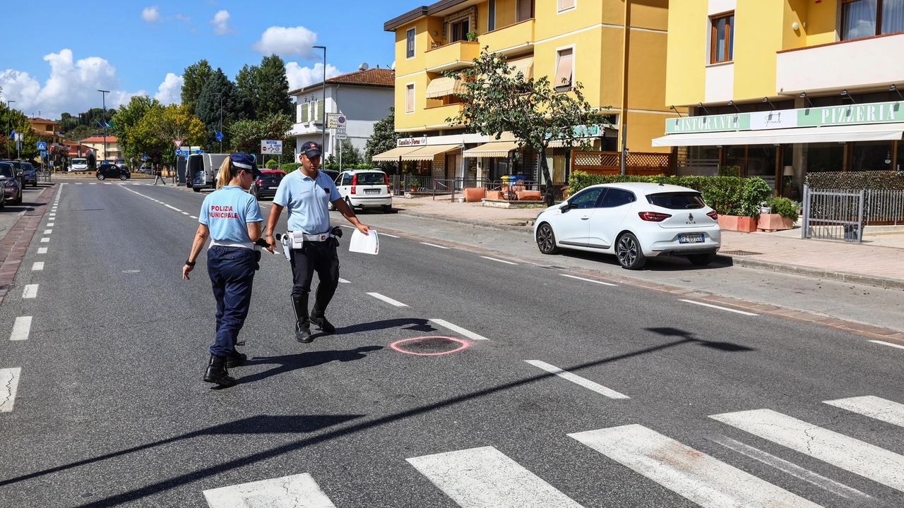 Gli agenti della Municipale mentre eseguono i rilievi (Gasperini/FotoGermogli) Gli agenti della Municipale mentre eseguono i rilievi (Gasperini/FotoGermogli)