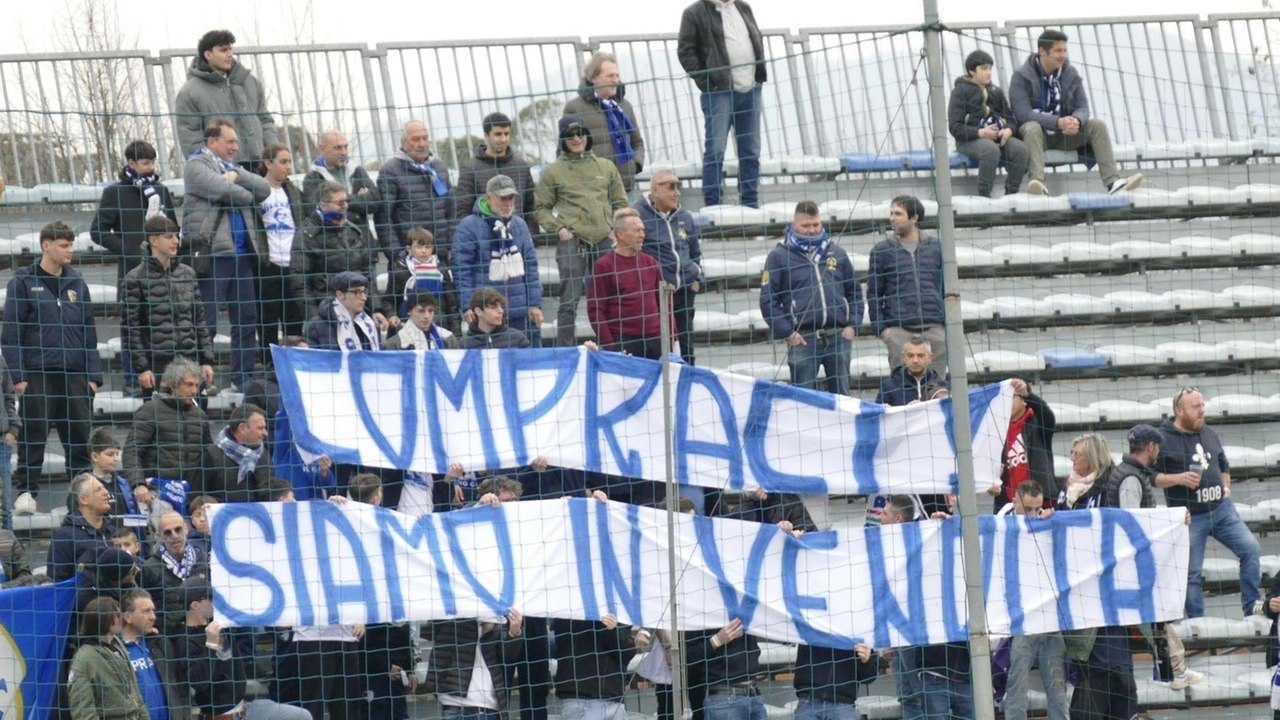 Lo striscione esposto domenica in Curva durante la partita tra Prato e Forlì. Nel primo tempo i lanieri erano già sotto di tre gol, contestato dagli spalti il presidente Stefano Commini Lo striscione esposto domenica in Curva durante la partita tra Prato e Forlì. Nel primo tempo i lanieri erano già sotto di tre gol, contestato dagli spalti il presidente Stefano Commini