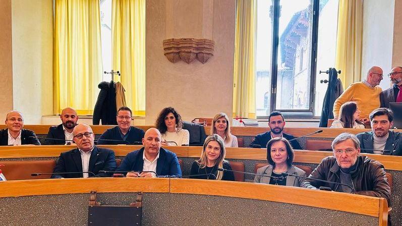 Il Comune: "Ferma condanna, vicini ai cittadini". L’opposizione: "Chiediamo meno parole e più fatti" Il Comune: "Ferma condanna, vicini ai cittadini". L’opposizione: "Chiediamo meno parole e più fatti"